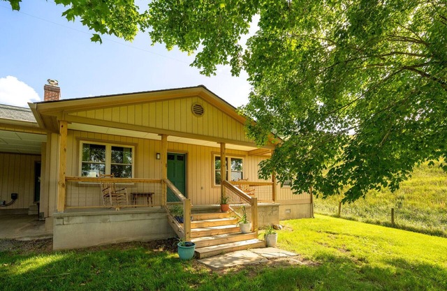 The Sheep Fold: A remodeled cottage and horse barn on working sheep farm!