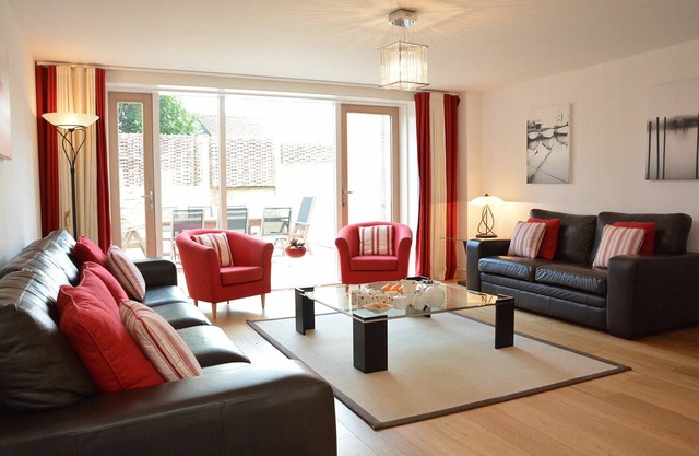 THE SHELDUCK, SOUTHWOLD, family friendly, with a garden in Southwold