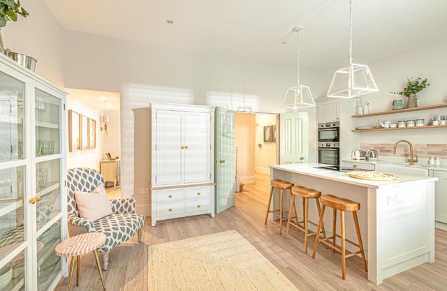 The Shell House (Sleeps 12 - 5 mins to Beach)