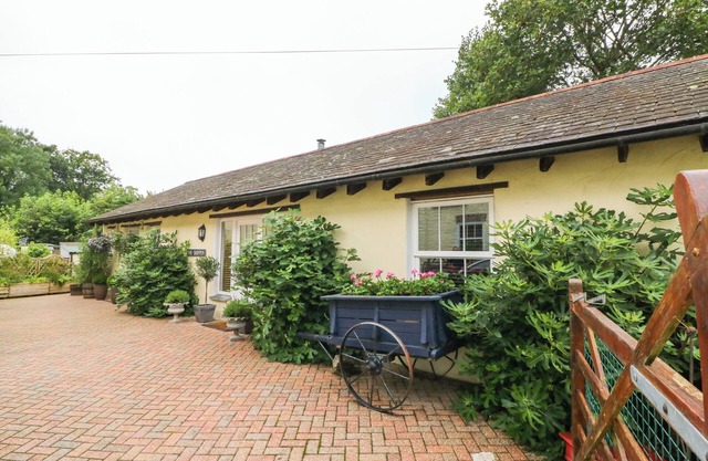 THE SHIPPEN, pet friendly, character holiday cottage in Kilkhampton