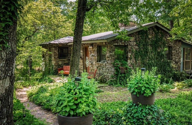 The Shire-hot tub, fire pit, kayaks w/fenced yard on Little River
