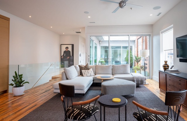 The Sinclair: 301: Modern Urban Luxe: une nouvelle résidence contemporaine de qualité