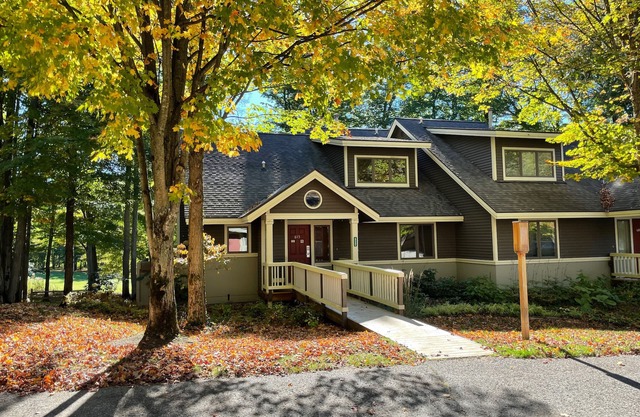 The Ski & Tee - 5 bdrm condo on 18th fairway & steps from ski trail