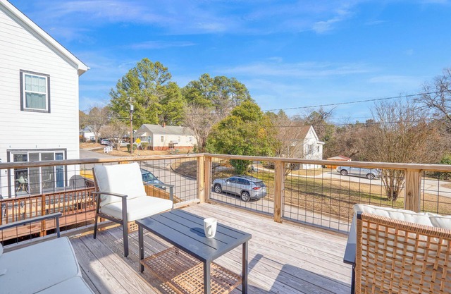 The Sojourn at Commonwealth 2-bedroom house in historic Durham with WiFi, AC