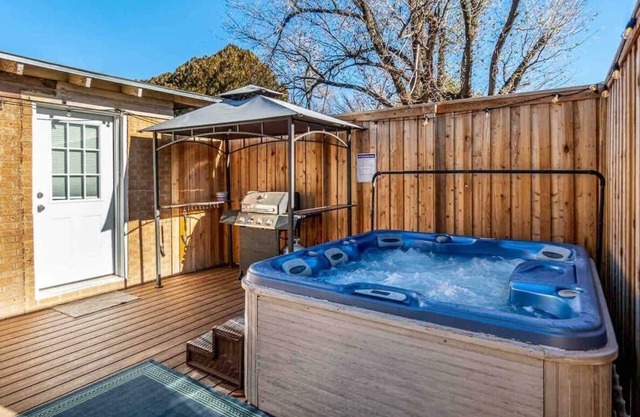 The Solstice , Hot Tub, EV Charger, Private Yard