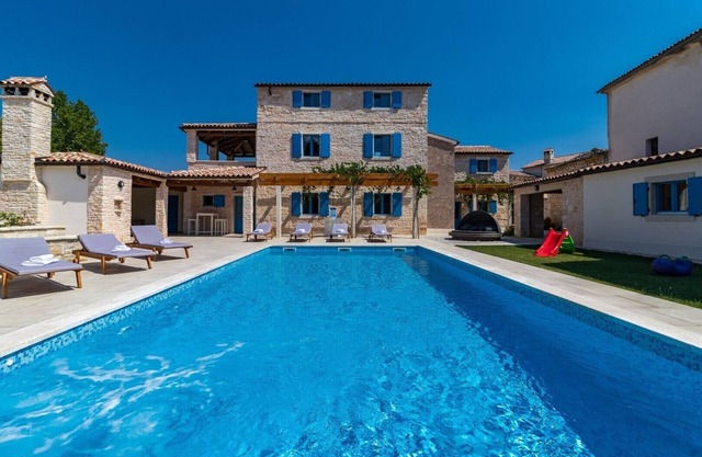 La spacieuse et belle villa avec piscine privée et grande cour avec jardin