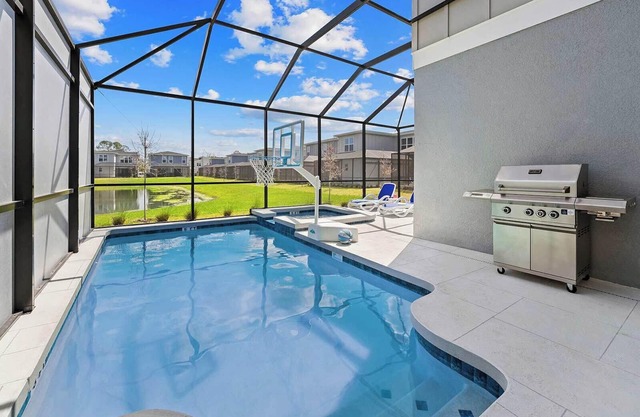 The Spectacular | Fab villa w/ PVT pool, spacious LR/DR - minutes to Universal