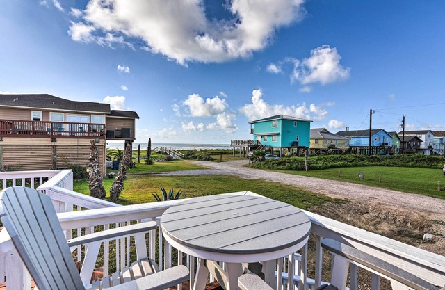 'The Spicy Crab' Freeport Home w/ Beach-View Deck!