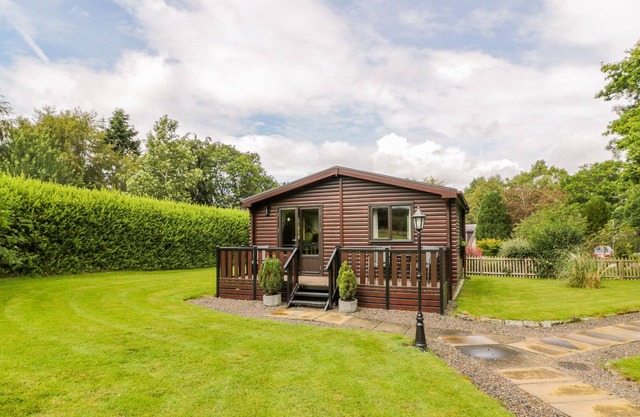 THE SPINNEY LODGE, pet friendly, with a garden in Jedburgh