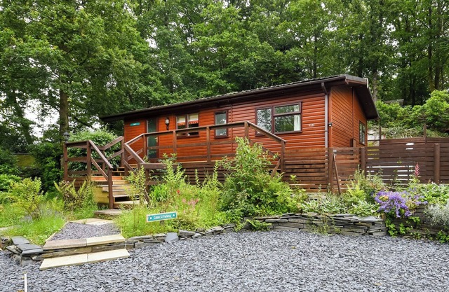 Relax and recharge by tranquil waters in the idyllic surroundings of a forest and private hot tub.