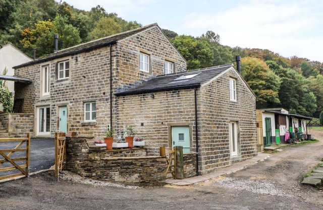 LES STABLES, les animaux de compagnie, avec bain à remous à Honley, Ref 982002