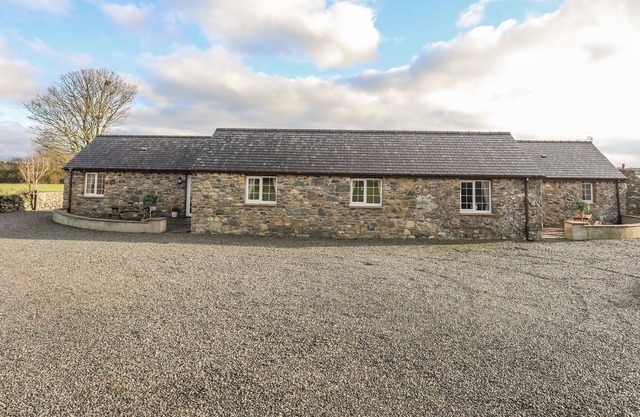 THE STABLES, pet friendly, character holiday cottage in Llangefni