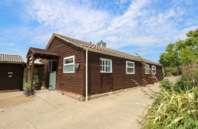 THE STABLES, pet friendly, with a garden in Brighstone