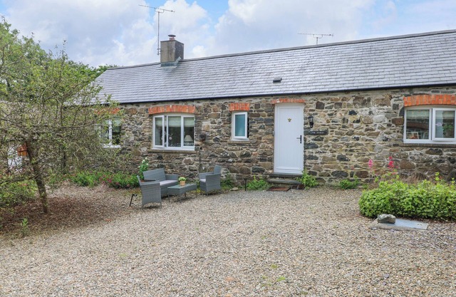 THE STABLES, pet friendly, character holiday cottage in Solva