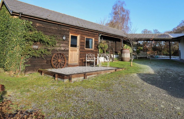 THE STABLES, romantic, character holiday cottage in Machynlleth