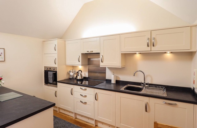 THE STABLES, romantic, character holiday cottage in North Somercotes