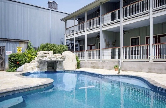 The State Haus in Gruene! Walk to Gruene Hall and much more!3rd night free April