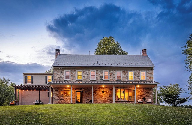 La maison en pierre entre les ruisseaux