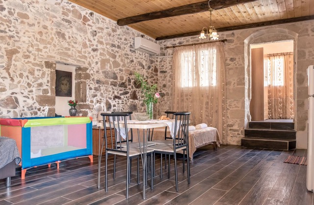LA MAISON EN PIERRE DES IAKOVOS