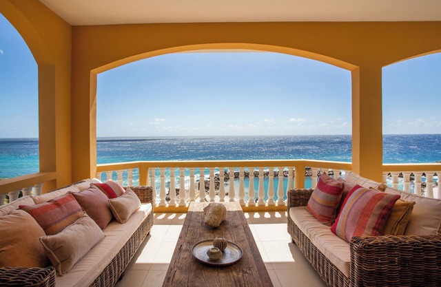 The Strand Penthouse, amazing ocean view, shared pool and private beach