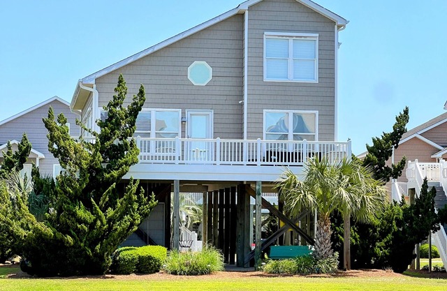 The Strandhouse - Ocean Isle Beach - Walk to Beach and Pool!