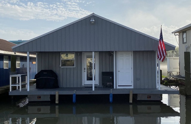 Nouvelle péniche Cypress Cove Marina (985-264-6582)