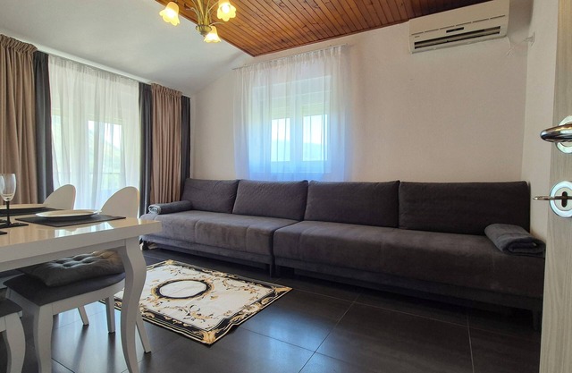 The Summer Breeze. Free Parking, Air-condition, Free WiFi.