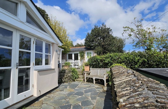 The Summer House - a cottage that sleeps 6 guests in 3 bedrooms