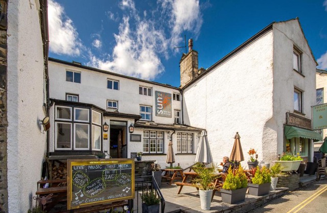 The Sun Boutique and Lounge
