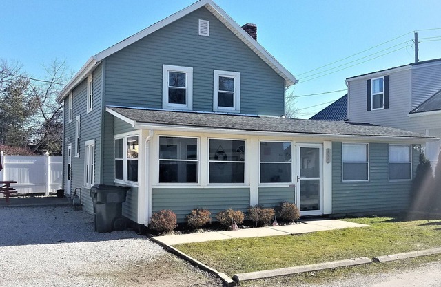 The Sun Catcher 5BR: Steps from The Strip and room to relax!