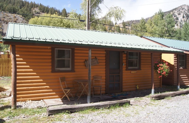 Sunflower Cabin with Mountain Views