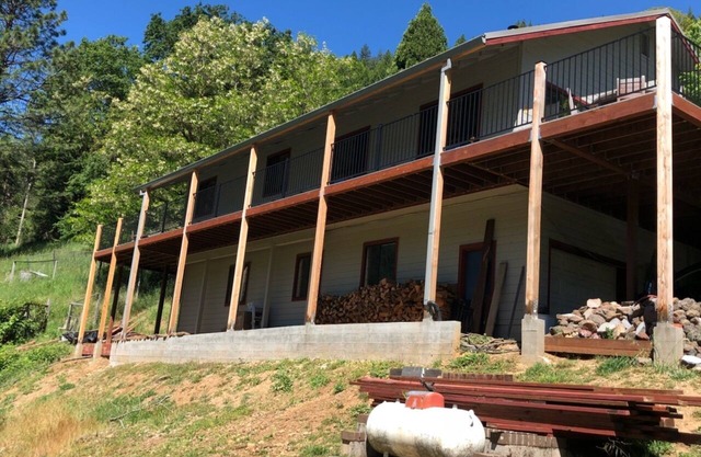 La maison de côté ensoleillée