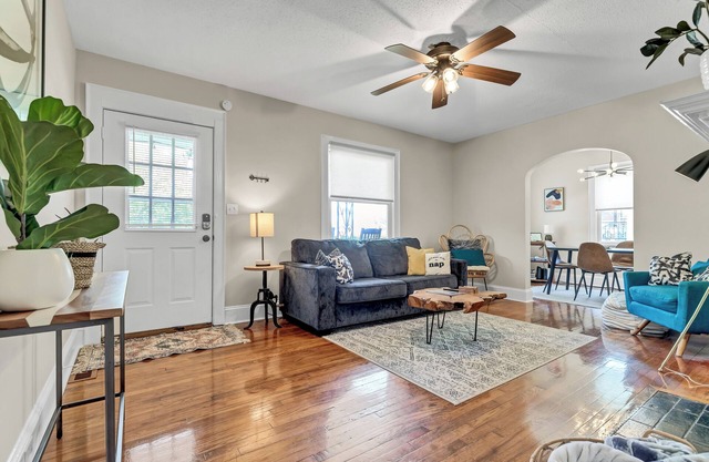 The Sunset Bungalow- Dog Friendly-2.7 Miles to Downtown Wilmington, NC!