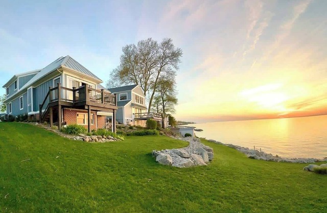 The Sunset Cottage - Lakefront with Private Beach