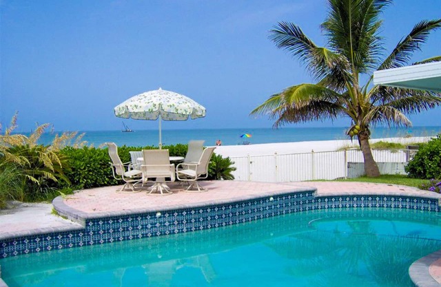 The Sunset House / Beach Front Home avec piscine privée et bain à remous