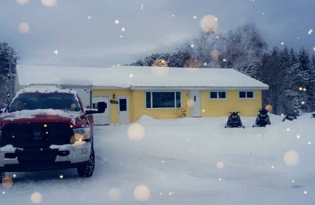 Le Sunshine Shack de Newberry Michigan est idéalement situé et peut accueillir jusqu'à 8 personnes.