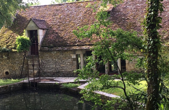 Le superbe moulin du Château Lagrézette du XVème , un havre de paix et de tranquillité dans un cadre sublime
