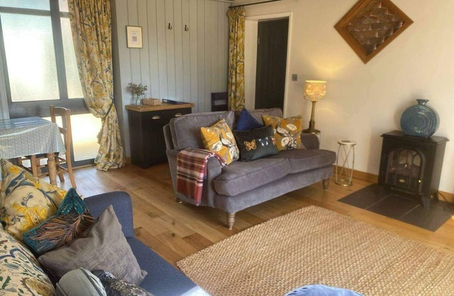 The Tack Room Cottage - Sleeps 4, Garden & Parking