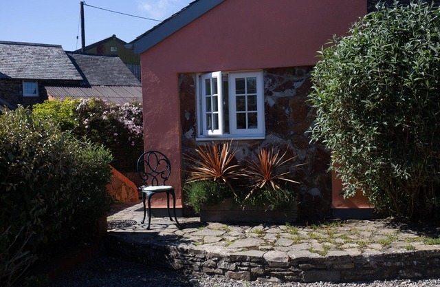 The Tack Room, shared hot tub and sauna