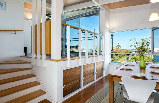 "The Tall House at Chiton Rocks" - Walk to the beach - Family friendly - Wifi