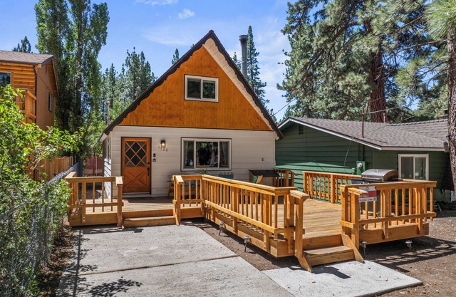 The Teddy Bear Cabin! Large Patio!