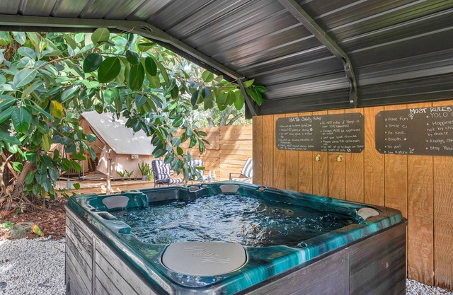 The Temple & Glamping + Hot Tub, 15 Min Away from MCO, 25 min from Theme Parks