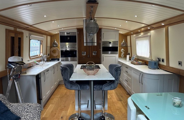 Luxury floating home near attractions