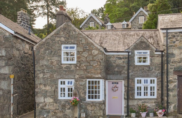 THE TOLL HOUSE, pet friendly, character holiday cottage in Dolgellau