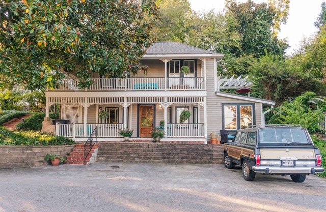 2BR Historic Apt Demorest-Central to Waterfall hikes & Vineyards-Pet Friendly!