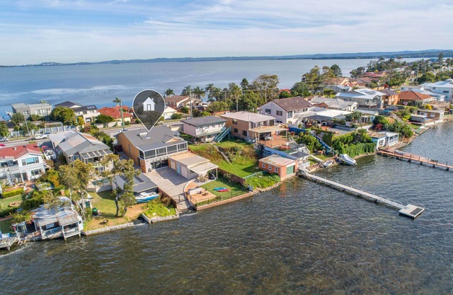 Le Toukley Boathouse au bord de l'eau absolu avec votre propre rampe de mise à l'eau