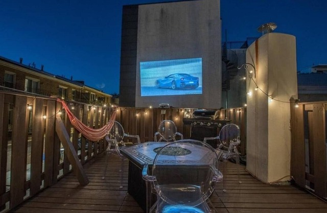 The Tree House Queen Village w/ Seasonal Hot Tub
