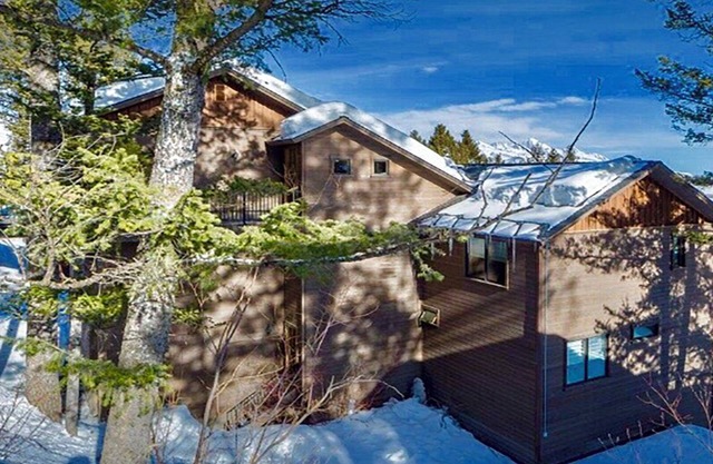 LE TREE TOP HOUSE EST UN LUXE ULTIME SUR UNE MONTAGNE