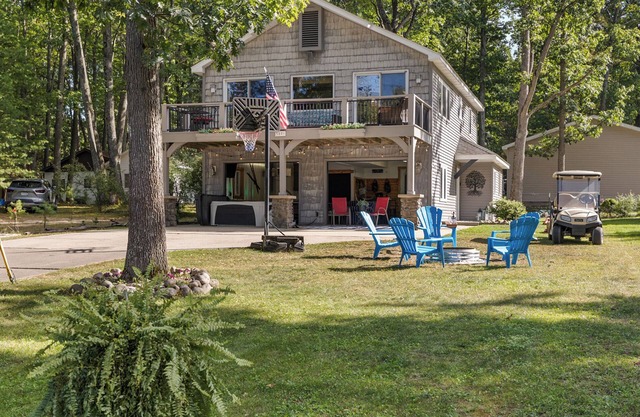 The Treehouse @ Higgins Lake-HOT TUB- Fireplace-PetFriendly-3 min to the lake