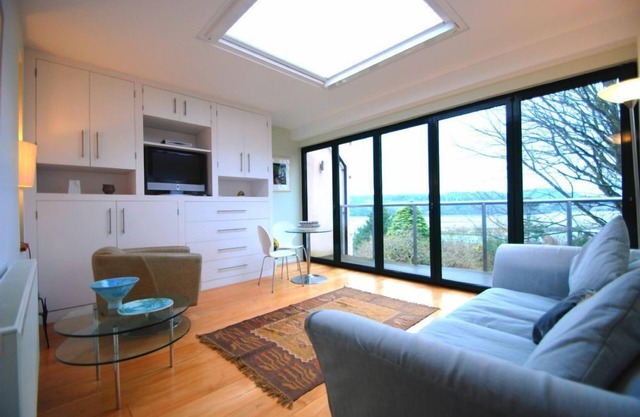 The Treehouse, Stunning sea and castle views, beautiful location.